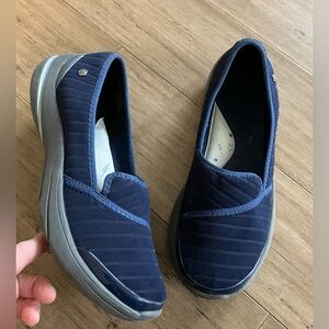 BZees dark blue women’s slip on loafers. Size 7